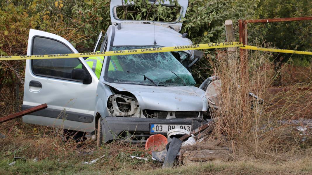 Kamyon betona girdi... Afyonkarahisar'da feci kaza: Ölü ve yaralı var 4